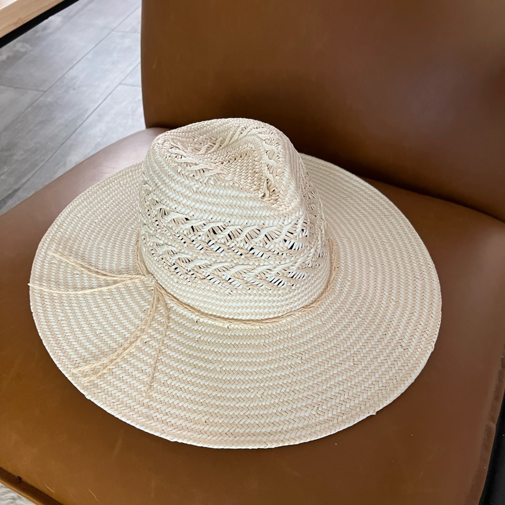 Never worn Universal Thread straw hat.